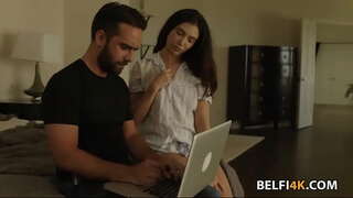 Slutty brunette feumalachdan a big cock a thogail rè slighe rèile dìrich i pussy