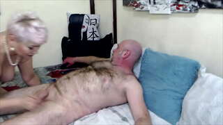 Depravado maduro russa puta AimeeParadise diligentemente chupa o pau de seu amado marido ...