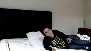 Yr wyf yn rhoi ei lechita tra bod un arall yn fucks