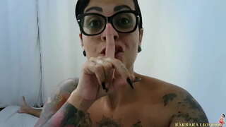 ���ಂದು ಮಹಿಳೆ ಎಚ್ಚರಗೊಂಡು ಪತ್ರಿಕಾ ಮತ್ತು ಇದು ಕೊನೆಗೊಳ್ಳುತ್ತದೆ ಹಾಲು ಕೆಳಗೆ dripping ಅಡ್ಡ