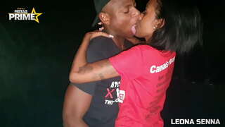 Qora yigit ulkan uning mast bilan oriq mushuk eydi