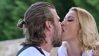 ���ોનેરી હોટી ચેરી ચુંબન ગુદા દ્વારા Fucked પ્લમ્બર માતાનો પાઇપ