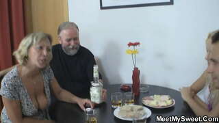 زیبایی جوان با پیر زن