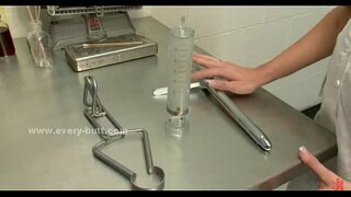 Medicinska sestra sa nezasitne magarac jede član