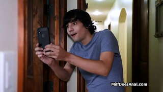 Dildo อยู่ในห้องน้ำลึก anal นอนบนโซฟา