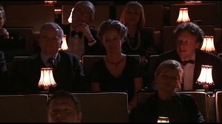 Celia Jones - leispiacha - garbh a thaispeáint le buidéal agus baseballbat