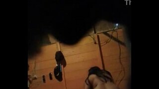 Culiando דאָגי נוסח דורך איר טאָכעס