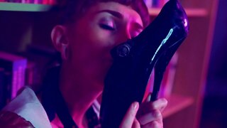 Meu querido diário de gozadas da quarentena: brincando com a bucetinha entre muita baba e salto alto