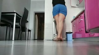 ���ம்மா விளையாடி சமையலறை. மிகவும் கொம்பு மற்றும் ஈரமான