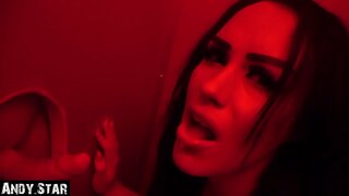 Сяброўка дзьме пеўні на gloryhole