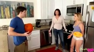 Fofile ak sè paalyans pandan y ap manman an ap fè labore kay Fofile ak sè paalyans pandan y ap manman an ap fè labore kay