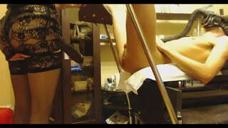 хлопець бере величезний страпон в своє зад